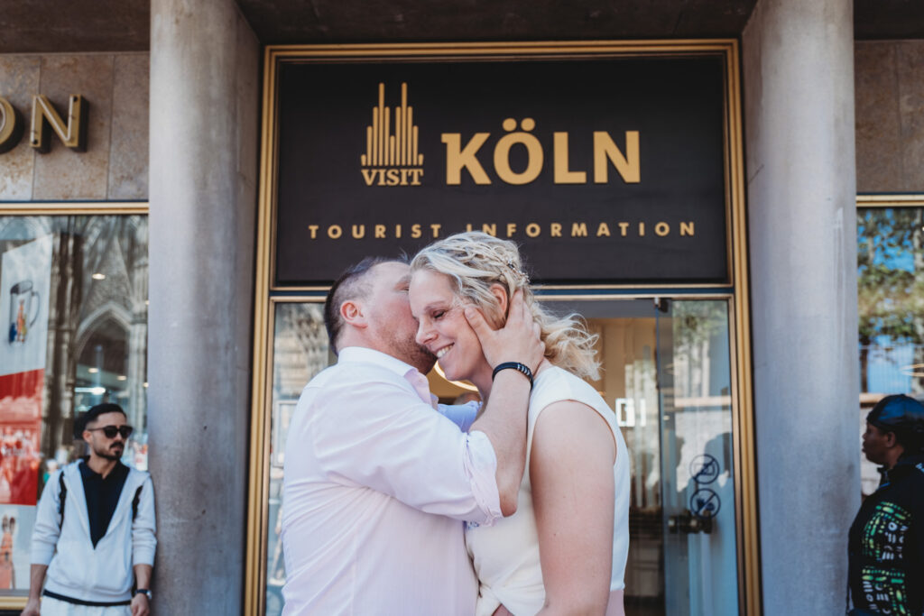 Ein „Ja“ hoch über den Dächern von Köln- eine Liebesgeschichte inklusive Höhenangst. Hochzeit in der Seilbahn Köln.